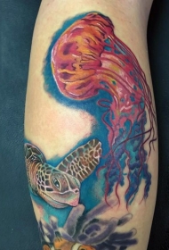 手臂非常逼真的彩绘水母与海龟纹身图案