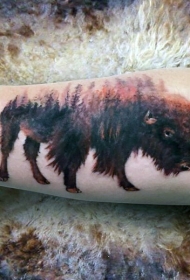 野生公牛与彩色森林结合手臂纹身图案