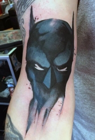 抽象风格的黑色蝙蝠侠面具手臂纹身图案