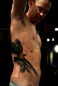 侧肋现代风格的彩色乌鸦与太阳系纹身图案