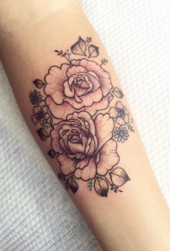 小臂欧美彩色点刺玫瑰纹身图案
