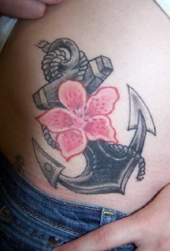 女孩腰部彩色花朵和船锚纹身图案