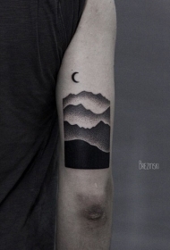 点刺风格的黑色山脉与月亮手臂纹身图案