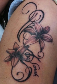 花朵和藤蔓字母纹身图案