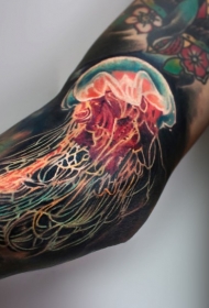 非常逼真的写实彩色水母手臂纹身图案