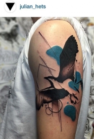 手臂彩色抽象风格的飞鸟纹身图案