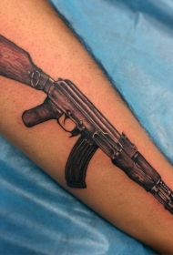 手臂逼真的AK47步枪纹身图案