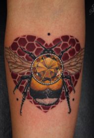 插画风格的彩色蜜蜂与珠宝手臂纹身图案