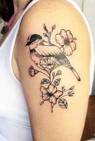 女性大臂鸟小清新花卉纹身图案