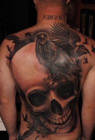 背部写实逼真的3D骷髅与乌鸦纹身图案