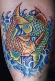 多彩的鲤鱼和浪花纹身图案