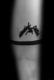 黑色线条手环和伊卡洛斯手臂纹身图案