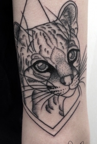 手臂黑色的点刺猫脸与几何纹身图案