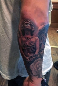 手臂黑色天使与玫瑰纹身图案