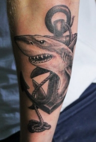 黑色船锚与邪恶的鲨鱼手臂纹身图案