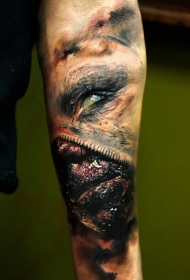 彩色恐怖风格毛骨悚然的怪物脸手臂纹身图案