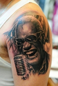 手臂写实的黑色著名美国歌手肖像与钢琴键纹身图案