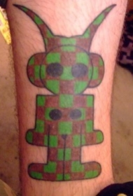 手臂绿色和红色的外星生物纹身图案