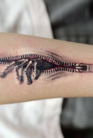 小臂3D非常逼真的彩色拉链与骷髅手纹身图案