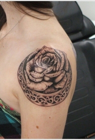 肩部3D黑白玫瑰与装饰纹身图案