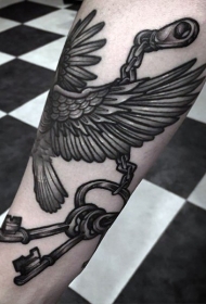 手臂有趣的组合黑色鹰与钥匙纹身图案