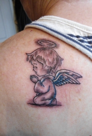 背部祈祷的小孩子天使纹身图案