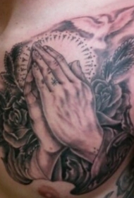惊人的祈祷手和花朵胸部纹身图案