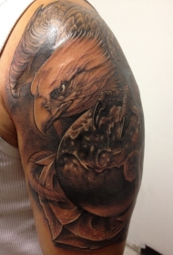 大臂彩色鹰与地球船锚纹身图案