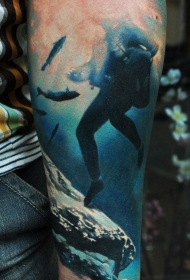 手臂3D逼真的海底潜水员与鱼纹身图案