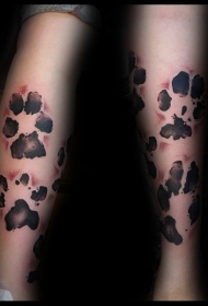 小腿奇怪的黑色动物爪印纹身图案