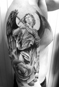 手臂黑白天使战士与剑和玫瑰纹身图案