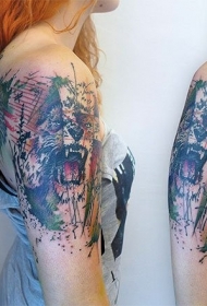 肩部五彩的狮子头像和各种饰品纹身图案