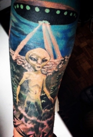 手臂漂亮的彩色外星人与飞船纹身图案