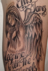 悲伤的天使字母手臂纹身图案
