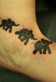 脚背黑色的动物大象剪影纹身图案
