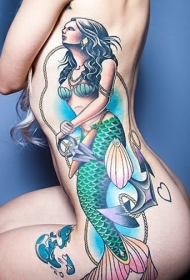 彩色的美人鱼与船锚侧肋纹身图案