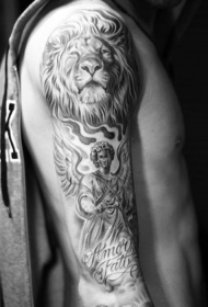 手臂黑白狮子与天使字母纹身图案