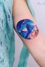 手臂圆形的七彩夜空山和星座符号纹身图案