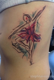 侧肋彩色的芭蕾舞者与字母纹身图案