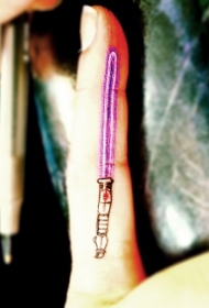 手指微小的3D紫罗兰色绝地光剑纹身图案