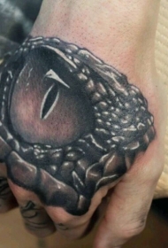 手背3D逼真的精致鳄鱼眼睛纹身图案