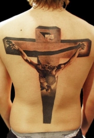 背部写实的3D十字架纹身图案