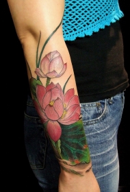 手臂惊人的粉色荷花纹身图案
