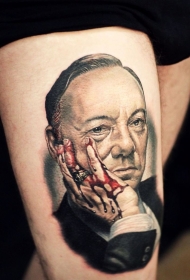 大腿3D逼真的男子肖像和流血的手纹身图案