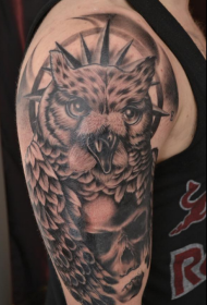 手臂黑灰风格的猫头鹰纹身图案