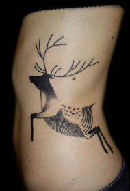 侧肋黑色点刺线条小鹿纹身图案