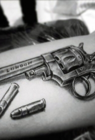 手臂3D非常写实的左轮手枪与子弹纹身图案