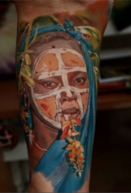 写实风格的彩色部落男子与鲜花手臂纹身图案