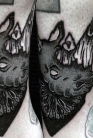 卡通风格的黑白犀牛头脚踝纹身图案