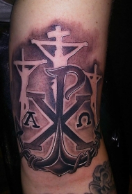 手臂宗教风格十字架与船锚纹身图案